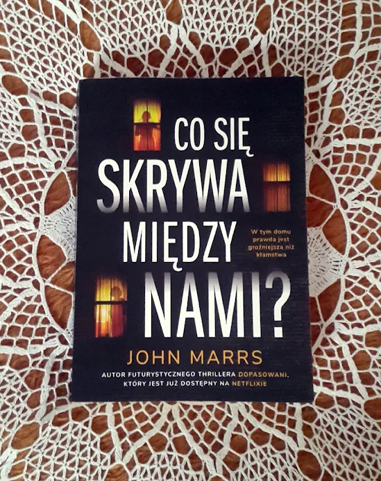 „Co się skrywa między nami?” powieść