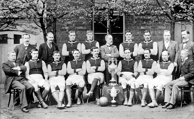 📸📆⬆️. ⬇️ASTON VILLA F. C. 📆Temporada 1896-97 ⬆️George Ramsay (manager - secretario), Joe Grierson (entrenador), Howard Spencer, James Whitehouse, Joshua Margoschis (encargado), Albert Evans, James Crabtree, James Lee (director), Charles Johnstone (director). ⬇️Dr. Vincent Jones (director), James Cowan, Charlie Athersmith, John Campbell, John Devey, Fred Wheldon, John Cowan, Jack Reynolds y Frederick Rinder (director). ASTON VILLA F. C. 3 🆚 EVERTON F. C. 2 Sábado 10/04/1897, 15:00 horas. 26ª edición de la FA Cup, Final. Londres, Inglaterra, Reino Unido, Crystal Palace: 65.891 espectadores. GOLES: ⚽1-0: 18’, John Campbell. ⚽1-1: 13’, Jack Bell. ⚽1-2: 28’, Dickie Boyle. ⚽2-2: 35’, Fred Wheldon. ⚽3-2: 44’, Jimmy Crabtree.