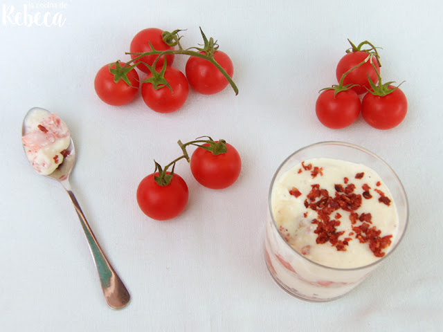 Tiramisú de tomate, queso y polvo de jamón