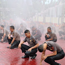 31 Personil di Guyur, Usai Upacara Korp Raport Kenaikan Pangkat Personel Polres Aceh Barat