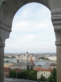 Vista do do Bastião dos Pescadores para Parlamento de Budapeste na Hungria