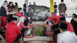 Ganjar-Mahfud Ziarah Ke Makam Soekarno di Blitar