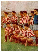 CLUB ATLÉTICO DE MADRID - Madrid, España - Temporada 1953-54 - Martín, Escudero, Mújica, Cobo, Hernández y Menéndez; Miguel, Silva, Antonio, Molina y Collar - R. C. D. ESPAÑOL DE BARCELONA 2 (Piquín y Casamitjana) ATLÉTICO DE MADRID 1 (Escudero) - 09/05/1954 - Copa del Generalísimo, partido de vuelta - Barcelona, estadio de Sarriá - El Español, que ya había ganado 3-1 en la ida, sigue adelante