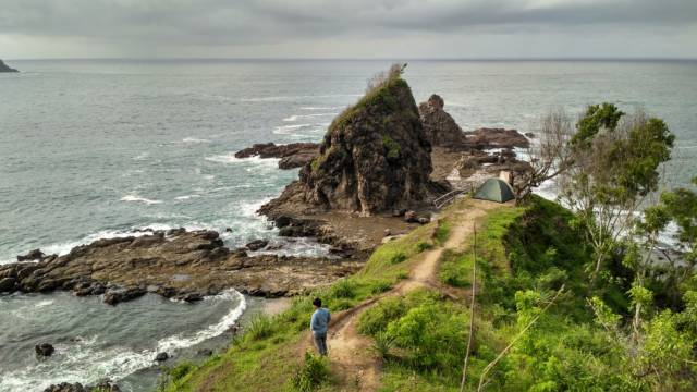 Camping di pantai Watu lumbung. pict: gmaps/ Wisnu Satriawati