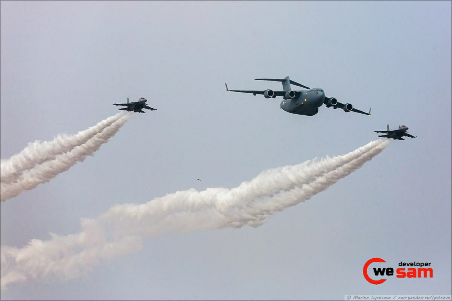 أداء مقاتلات روسية من طراز سوخوي Su-30MKI في عرض جوي بالهند