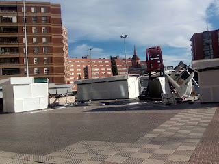 El viento echa abajo puestos de la feria agroartesana de la plaza de Cruces