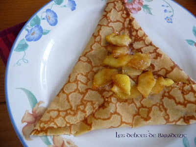 gros plan de la crêpe aux pommes poêlées