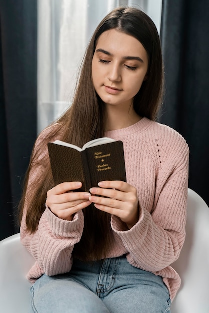 Mujer leyendo la biblia
