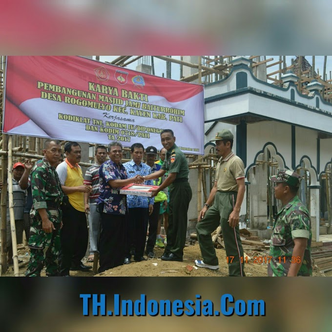 Kodiklat Kodam IV Diponegoro Dan Kodim 0718 Pati Menyerahkan Bantuan Keramik Kepada Ketua Tak'mir Masjid Jami'i Baiturahim 