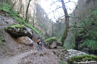 Camino que conduce a la cascada de Kakouetta.