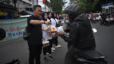 PWI & IKWI Kota Bandung Berbagi Kembali Bagikan 500 Paket Takjil