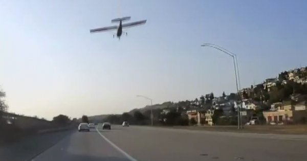Αεροπλάνο κάνει αναγκαστική προσγείωση σε... αυτοκινητόδρομο (βίντεο)