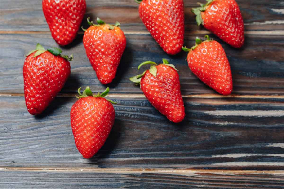 Fresas sobre una tabla de madera