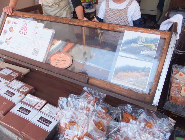 Momiji tempura - Fried Maple Leaves for sale at Minoo Park