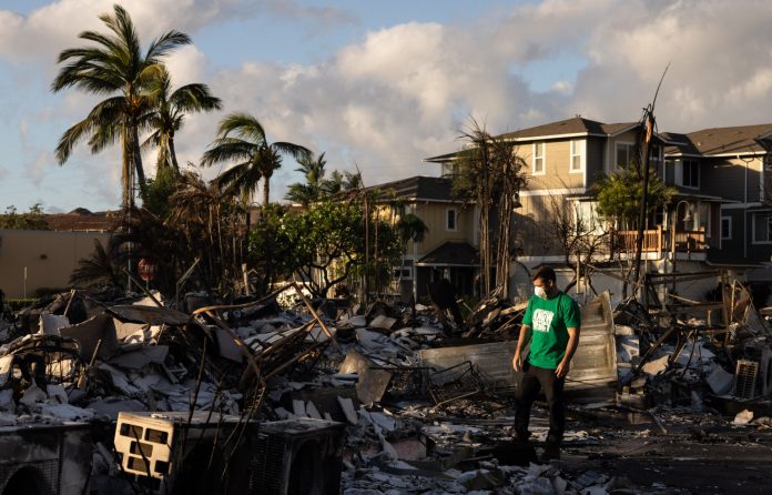 Dolor y rabia en Hawái tras incendio que dejó al menos 93 muertos
