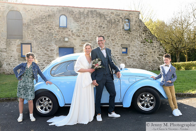 photo des mariés avec voiture coccinelle bleue