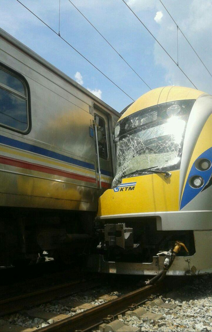 Railway Enthusiast Digest: Kereta Api KTM Bertabrakan di 