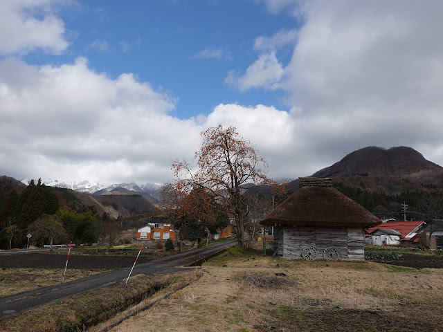 御机の茅葺小屋