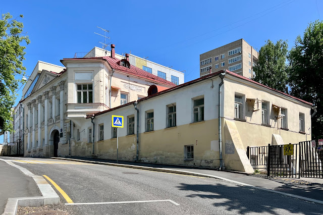 1-й Котельнический переулок, главный дом бывшей городской усадьбы Шапкиных - В. П. Щукина - М. Ф. Михайлова (построен в XVIII веке)
