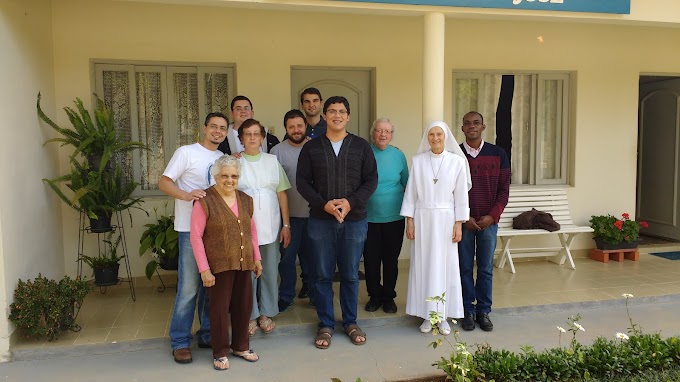 SEMINARISTAS VISITAM COMUNIDADE DE RELIGIOSAS