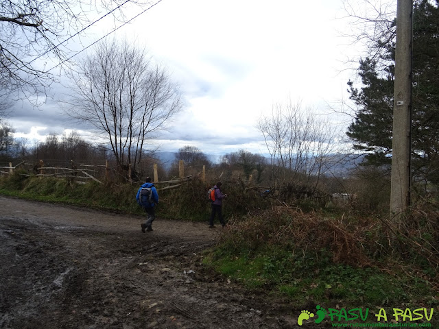 La pista por el Cordal, llega a un cruce donde nos vamos a la derecha.