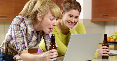 Foto amigas tomando alcohol frente a la PC
