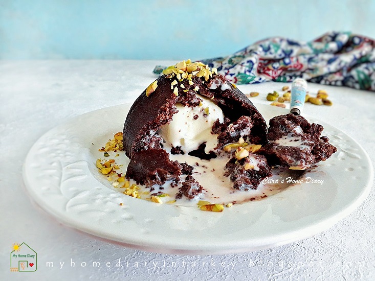 Çikolatalı İrmik Helvası / Turkish Chocolate Semolina Halva (Halvah) | Çitra's Home Diary. #halvah #halva #chocolatehalva #çikolatalıhelva #semolinapudding #turkishfoodrecipe #resepmasakanturki #dessert #turkishdessert