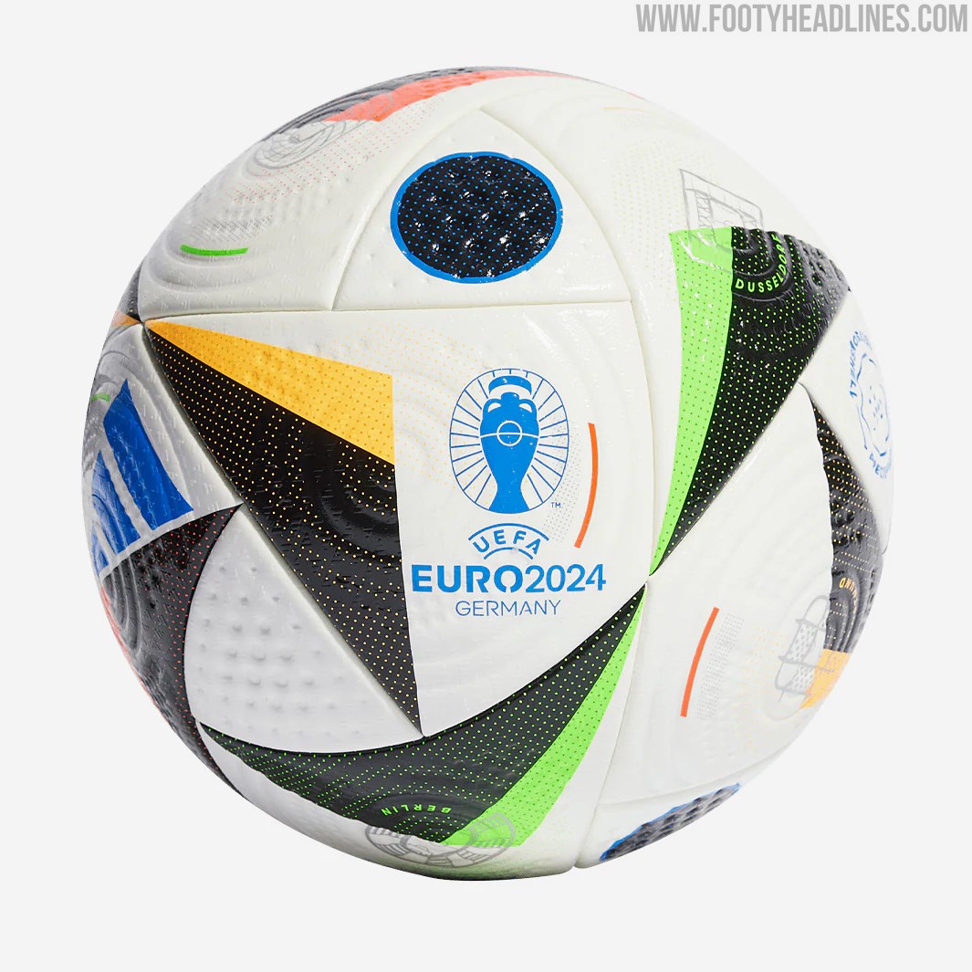 Une vue générale d'une balle de match Adidas avant le match de  qualification de l'UEFA Euro 2024 A au parc Hampden, Glasgow. Date de la  photo: Mardi 28 mars 2023 Photo Stock 