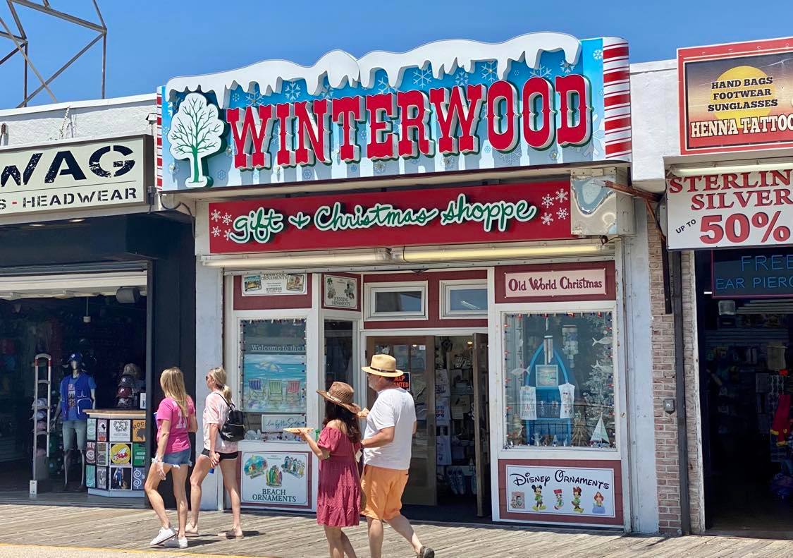 Another anime store on the boardwalk : r/wildwood