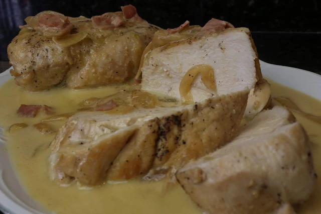 Pechuga de pollo encebollada