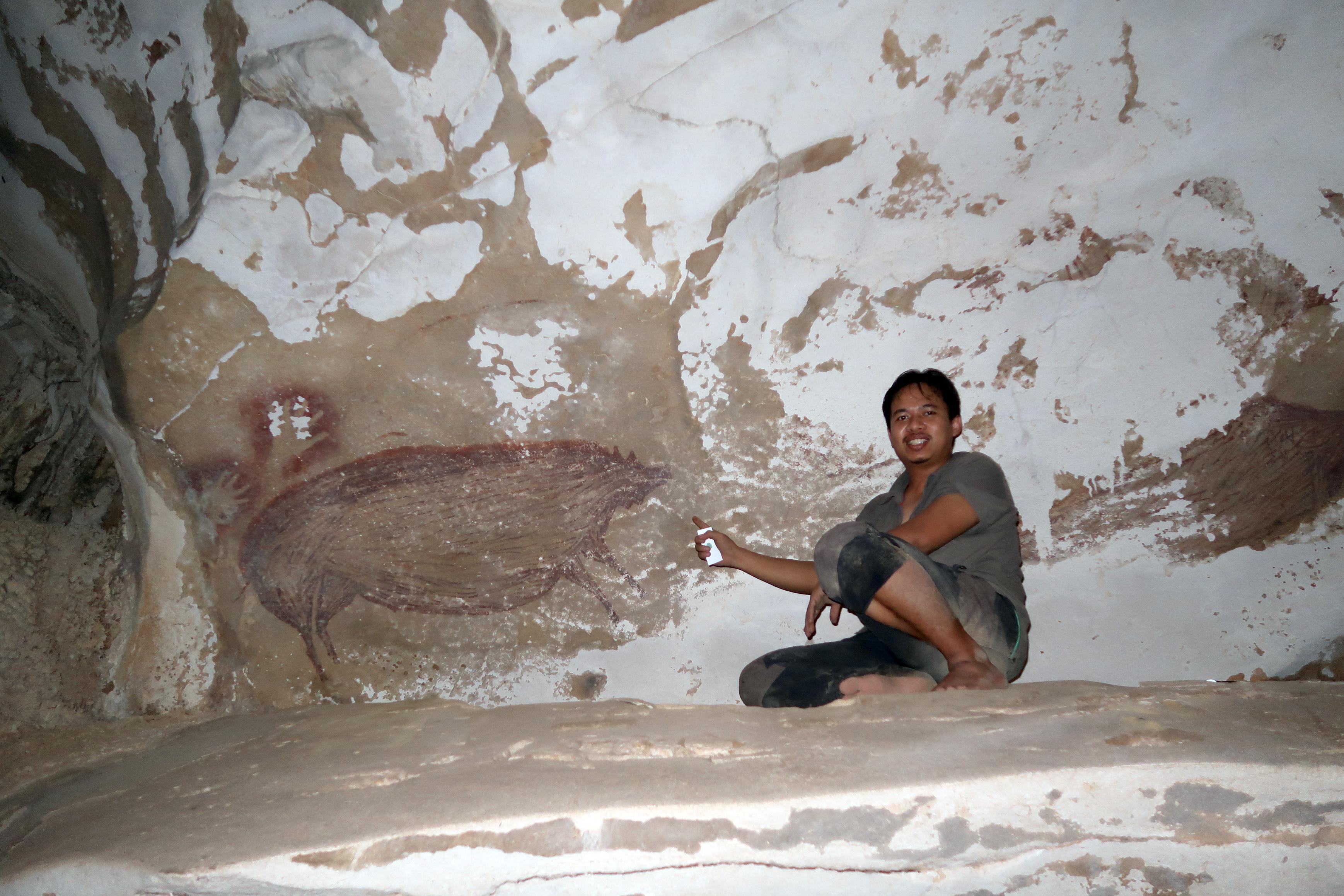 Какую вещь бекки нашли в пещере. Наскальная живопись Сулавеси. Пещера Сулавеси в Индонезии древние изображения. Сулавеси наскальные рисунки. Пещерная свинья Сулавеси.