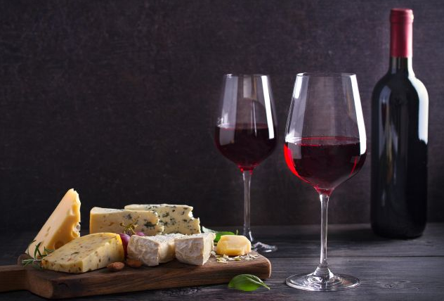 Πώς το τυρί και το κόκκινο κρασί συμβάλλουν στην υγεία του εγκεφάλου;