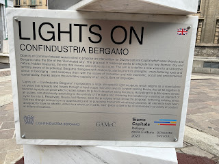 The description of the Lights On installation in Italian and English.