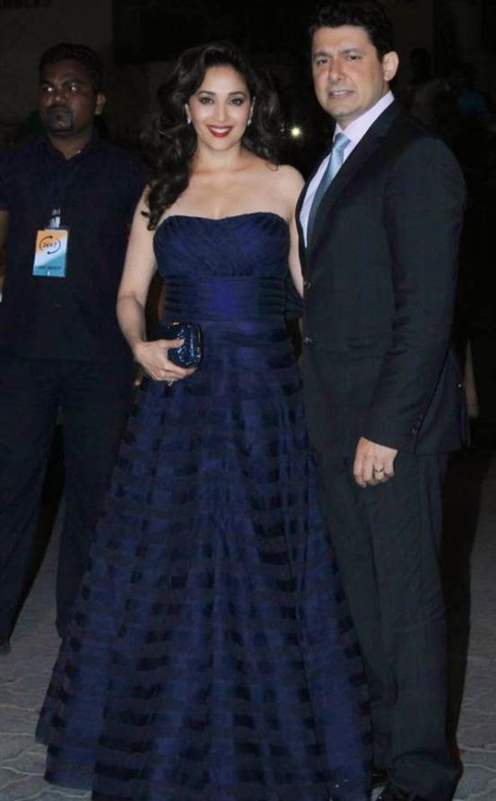 Madhuri Dixit in Blue Strapless Gown at 60th Britannia Filmfare Awards 2015