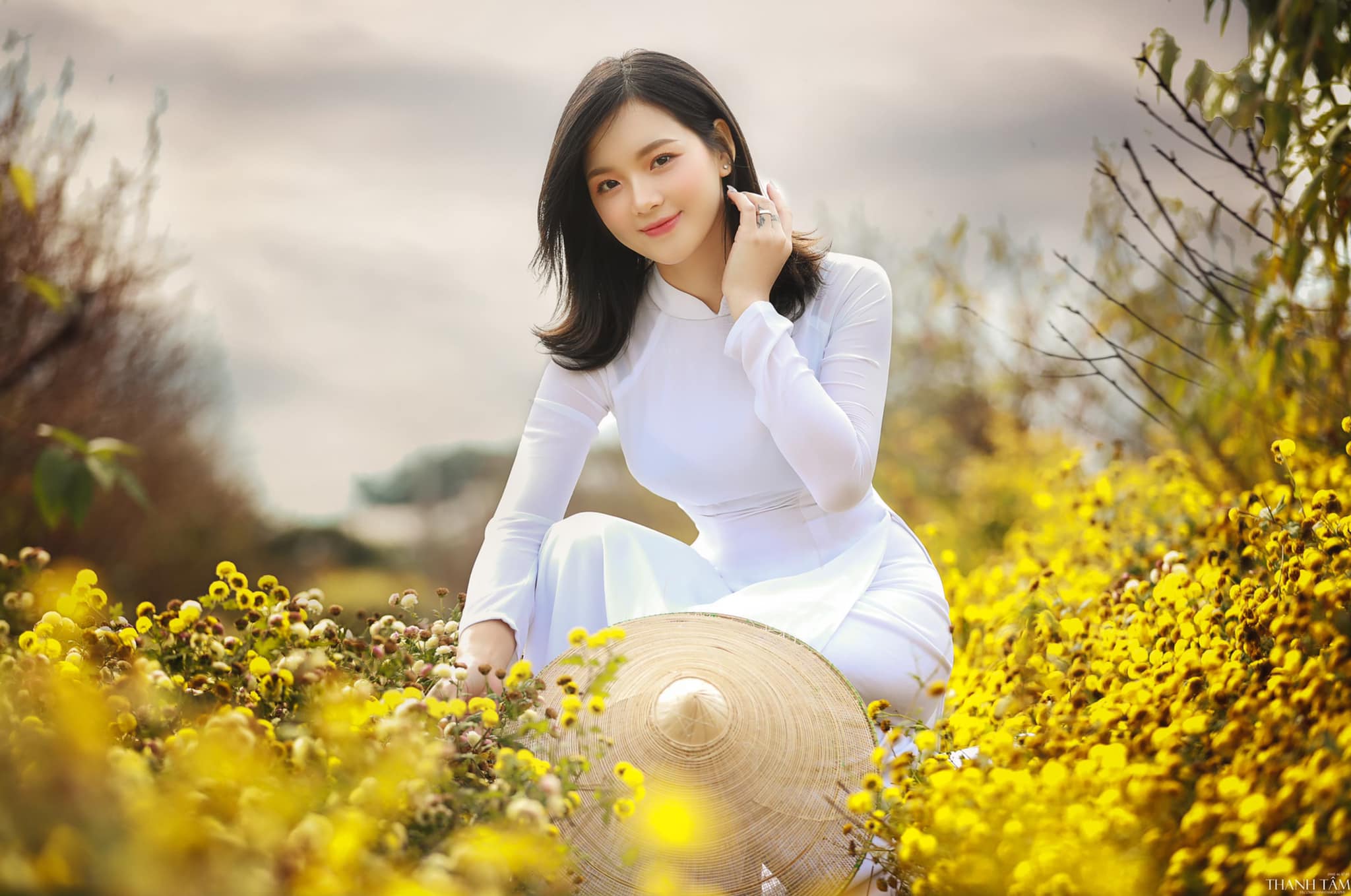 Ngắm hot girl Hà Thành đẹp như tiên giáng trần trong tà áo dài trắng giữa cánh đồng hoa