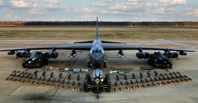 Boeing B-52 Stratofortress'in tam yeteneklerini ve kapasitesini göstermek için cephaneler sergileniyor.