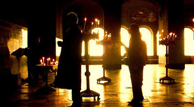 Oameni care se roagă în întuneric cu niște lumânări - imagine preluată de pe charismamag.com