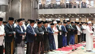 Vice President Ma'ruf Amin prays Eid prayers at the Istiqlal Mosque : Indonesia  Jakarta (ANTARA) - Vice President Ma'ruf Amin and Mrs. Wury Ma'ruf Amin held the Eid al-Fitr 1444 Hijri prayer at the Istiqlal Mosque, Jakarta, Saturday.  The Id prayer begins at 07.00 WIB led by Imam Ahmad Muzakkir Abdurrahman as Imam Rawatib of the Istiqlal Mosque, while the Chancellor of the State Islamic University (UIN) Jakarta Asep Saepudin Jahar acts as the khatib who delivers a sermon with the theme "Idul Fitri Momentum Spreading Sorry for the Harmony of the Ummah".  Before the prayer started, Vice President Ma'ruf uttered the takbir for about 10 minutes.  "The character of a pious person is that he is generous under any circumstances and is able to forgive others," said Asep Saepudin Jahar at the Istiqlal Mosque, Jakarta, Saturday.  Eid al- Fitr is a meaningful moment to share happiness President of the Republic of Indonesia for the2004-2009and2014-2019M Jusuf Kalla and khatib Asep Saepudin Jahar. In the front row were also present the Grand Imam of the Istiqlal Mosque Nasaruddin Umar, Chief Justice of the Supreme Court HM Syarifuddin, Minister of Energy and Mineral Resources Arifin Tasrief, Minister of Trade Zulkifli Hasan, Minister of Tourism and Creative Economy Sandiaga Uno, Deputy Minister of Religion Zainut Tauhid Sa'adi, former Governor of DKI Jakarta Anies Baswedan, ambassadors from friendly countries, and heads of high state institutions.  This year, the Istiqlal Mosque has prepared space for 250,000 worshipers to carry out the Eid prayer 1444 Hijriah. The congregation performs prayers up to the 4th floor of the Istiqlal Mosque. The Grand Imam of the Istiqlal Mosque, Nasaruddin Umar, previously said that his party had provided various facilities to support the implementation of the Eid al-Fitr prayers, such as adding a place for ablution, setting up a fire extinguisher, ambulance, and a goods storage system.  The Istiqlal Mosque is equipped with at least 146 surveillance cameras (CCTV) at various points to maintain security during worship. The congregation can enter through the Al-Ghaffar, Al-Aziz, Al-Fattah and Al Mukmin doors, while special guests, such as ministers, ambassadors and other officials enter through the Al-Salam door.        BMKG: Eid al-Fitr, it rains in the majority of big cities in Indonesia  The Meteorology, Climatology and Geophysics Agency (BMKG) predicts that the weather for Idul Fitri 1444 Hijri, or on Saturday, will rain in the majority of big cities in Indonesia.  From the information released by infoBMKG followed in Jakarta, rain with light intensity was found in Banda Aceh City, Pekanbaru City and Pangkalpinang. Meanwhile, for the City of Medan and Tanjung Pinang it is predicted to rain with moderate intensity.  It is predicted that it will rain with light intensity for the City of Padang and the City of Bengkulu, and you need to be on the lookout for rain accompanied by lightning and thunder for those of you who are in the City of Bandar Lampung, Palembang City and Jambi City.  Shifting to the island of Java, it is predicted that rain with light intensity will occur in Serang City, Jakarta City, Semarang City and Yogyakarta City.  In the city of Bandung it is predicted to rain with heavy intensity, and for those of you who are in the city of Surabaya, you need to watch out for rain accompanied by lightning and thunder.  Furthermore, for the Bali and Nusa Tenggara regions it is predicted to be sunny cloudy in Denpasar City, and rain with light intensity in Mataram City and Kupang City.  It is predicted to be foggy for those in Tanjung Selor City, light intensity rain in Palangkaraya and Samarinda City, and moderate intensity rain in Pontianak City. Rain accompanied by lightning and thunder is forecast in Banjarmasin City  Furthermore, for big cities on Sulawesi Island, it is predicted to be cloudy in Gorontalo City and Kendari City, and rain with light intensity in Makassar City and Manado City. For the City of Mamuju, rain is predicted with moderate intensity. Rain accompanied by lightning and thunder for friends who are in Palu City.  Moving to the east of Indonesia, light intensity rain is predicted for the cities of Ternate and Jayapura, while moderate intensity rain will occur for the cities of Ambon and Manokwari.  Furthermore, to coincide with the new moon phase, it is necessary to pay attention to the tides of sea water, including the tides at Tanjung Mas Port, Semarang, which are predicted to reach a maximum height of 1.47 meters, a minimum of 1.16 meters and an average of 1.31 meters.       The Uyghur community in Washington prayed the Eid prayer together  For Uighurs in the diaspora, one of the days that both happiness and sadness is mixed, is Eid, which has been celebrated by Uighurs for centuries and is a national and religious holiday. On the 21st of April 2023, the Uyghurs in the United States, like the Muslim community around the world, began their Eid activities by gathering and praying. Among them, several hundred Uyghur people from Washington and its surrounding areas began to gather at Van Dyck Park in Fairfax from seven o'clock in the morning. The sound of Eid takbir, which started early in the morning, heralded the start of today's supernatural gathering in the fresh air of the morning.  In addition to Uyghurs, among the hundreds of people who gathered for the Eid prayer today, there were also some foreign Muslims who had been breaking fast together with Uyghurs at the Uyghur Mosque in Fairfax during Ramadan. After the congregation gathered, Zulfiqar spoke to the young volunteers who have been working closely with the American Uyghurs to purchase the first Uyghur mosque. In his speech, he gave an account of the current state of the mosque purchase plan, noting that the amount of money collected so far has reached 600,000 US dollars, and that the collected donations continue to increase. .  After that, the congregation followed the imam and recited the takbeer for prayer.  After the prayer, Uyghur intelligentsia, who was respected by everyone, Muhammad Abdulla, an active consultant of the Uyghur mosque purchase group, gave a brief sermon and explained the principles of Islam on unity and brotherhood. He also emphasized that such a spirit of faith will be more valuable in the extraordinary historical conditions like today when the entire Uyghur society is becoming the target of genocide.  After the prayer, the congregation from all over the world expressed their love for each other through warm hugs and handshakes. By the time the prayers were finished, the thick smoke rising from the Uyghur Polo's mezli hoods and barbecues showed another aspect of the Uyghur Eid joy. The people who took their seats at the rows of tables were happy because they shared the feeling of being a collective Uyghur.  Between the activities, Mohammad Abdullah received a separate interview with our radio station. He said that the mosque board accepted his suggestion that "all Uyghurs gather together and pray collectively" instead of praying the Eid prayer twice or in separate places to solve the problem of not being able to accommodate the congregation in the Uyghur mosque. He believes that the Chinese government has never categorized Uyghurs in the massacre of Uyghurs, so dividing Uyghurs abroad into separate categories will not benefit anyone except China.  Almost all Uyghur families brought their children to the Eid prayer today, and the laughter of children running around in the spacious garden lawn confirmed that this event was a joy for the children. Muhammad Abdullah said that Uyghur parents bring their children to such activities not only to give them happiness, but also to give them a vivid understanding of Uyghur identity.  Zulfiqar, one of the young volunteers who have been closely involved in the daily activities of the Uighur mosque, also supports this view. Especially this year, when the Uyghur community gathers for prayers, the large number of children joining this line will give Uyghur children new joy, happiness and understanding in the context of the coexistence of various cultures in the American society.  It turns out that another important aspect of this year's fasting activities is the "Heath Market" organized by the Uyghur American Federation, which will be held on the evening of April 21 at the "Uyghur Center" in Fairfax. The organizers of the event will provide free tea, coffee and sweets, and some of the Uyghur community, including the camp witnesses, will bring their own prepared foods such as Sangza, beef noodles, various breads, and lung meat for customers to choose and buy.  This year's Lenten holiday gave the Uyghurs the biggest joy, perhaps, a short advertisement film about Uyghurs that was shown at "Time Square" in New York. It turns out that "Uyghur liberties now" organization, at its own expense, "Uighurs: Eid Mubarak!" The late painter Ghazi Amet's paintings such as "Maqam", "Mashraf", "Bazar" and so on were shown in the form of a film. The pulsating Uyghur music added to the short film adds to the charm of this epic scene in Davar Square.