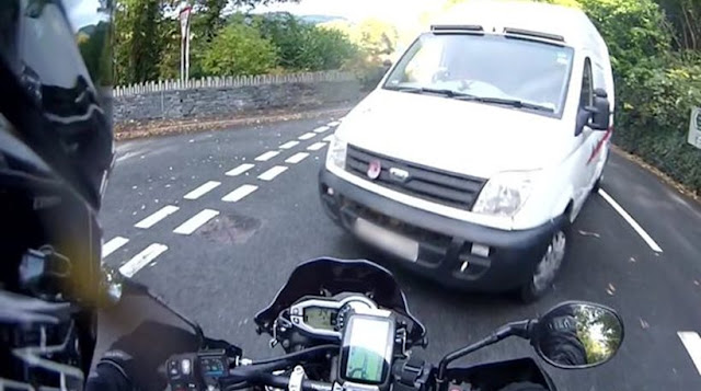 BINTEO – ΣΟΚ! Κάμερα στο κράνος μοτοσυκλετιστή καταγράφει τρακάρισμα με φορτηγάκι