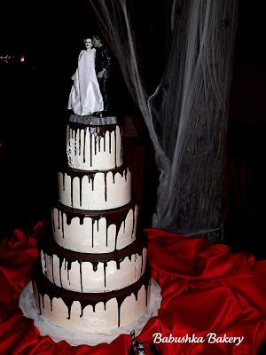 Simple Wedding Cake on Blogger Of The Bride  October 2010