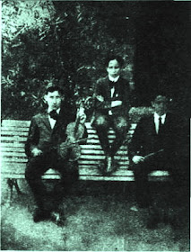 Juan D'Arienzo con Ángel D'Agostino y Ernesto Bianchi(Lechugita) en el Jardín Zoológico, cuando tocaban en el Teatro Guiñol, 1911.Formando una orquesta juvenil