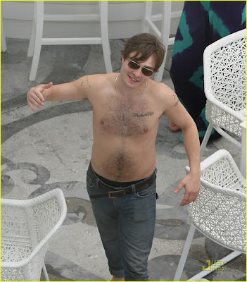 ed westwick shirtless. יעל גם חושבת שהיא נראית מסוממת