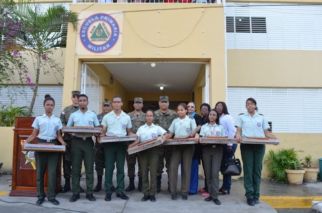 ESTUDIANTES MERITORIOS FUERON RECONOCIDOS POR EL EJÉRCITO 