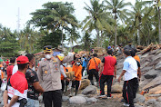 Pasca Banjir Bandang, Personil Polres Jembrana Bersihkan Tumpukan Sampah Di Pesisir Pantai Medewi 