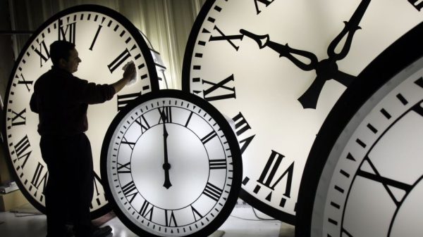 Αλλαγή ώρας: Γιατί δεν καταργείται – Πότε γυρίζουμε τα ρολόγια
