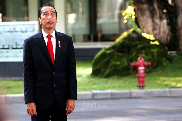 Hensat: Jokowi Tampak Sendirian Hadapi Corona, Wapresnya Enggak Ada