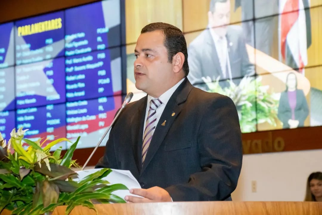 Assembleia Legislativa do Estado do Maranhão - Assembleia concede Medalha  'Terezinha Rêgo' ao professor Francisco Rodrigues da Silva