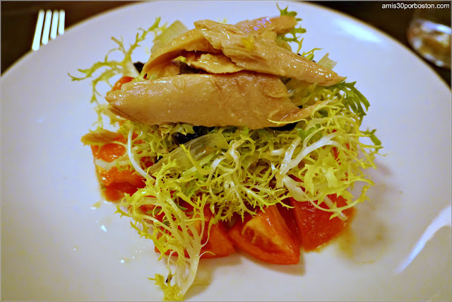 Ensalada de Tomates con Bonito en el Restaurante Leña de Mercado Little Spain