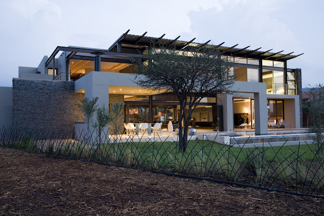 Modern Serengeti House by Nico van der Meulen Architects from the backyard 