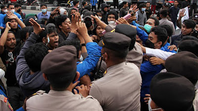 TEGANG! Aksi Tolak Penundaan Pemilu di Makassar Panas, Mahasiswa Blokade Jalan hingga Saling Dorong dengan Aparat